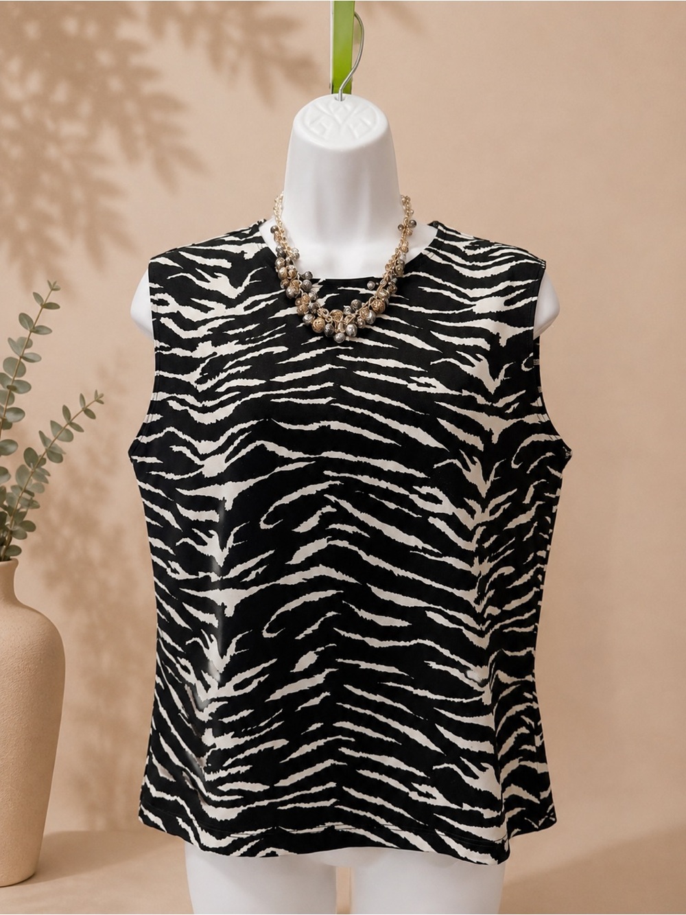 Appsrophe - Sleeveless Black & White Zebra Print Shell Top